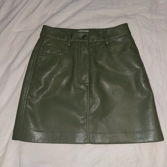 Faux leather mini skirt. Olive green. - Picture 1 of 3
